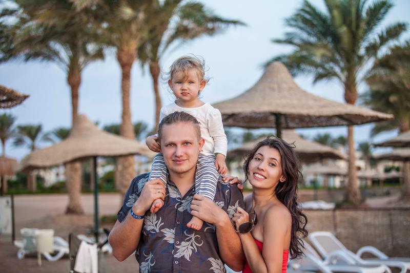 Eine Familie besucht im Familienurlaub Mallorca Finca eine Stadt