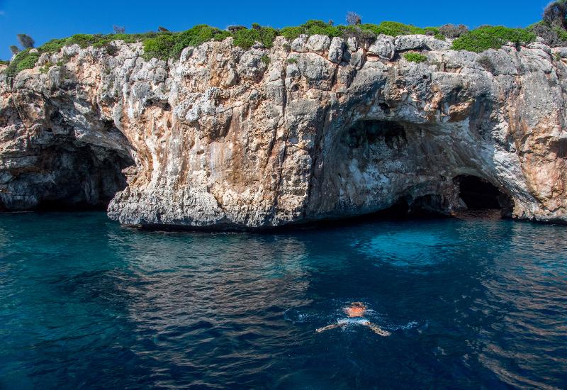Eine Person schnorchelt im Familienurlaub Mallorca Finca