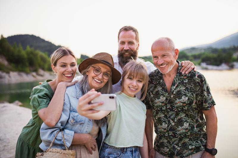 Urlauber machen im Mallorca Familienurlaub günstig ein Selfie