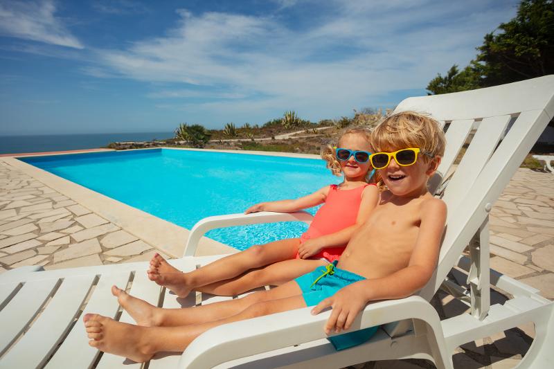 Kinder liegen im Familienurlaub Mallorca günstig am Strand