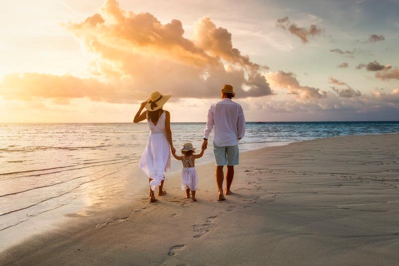 Urlauber unternehmen im Familienurlaub Mallorca günstig einen Strandspaziergang
