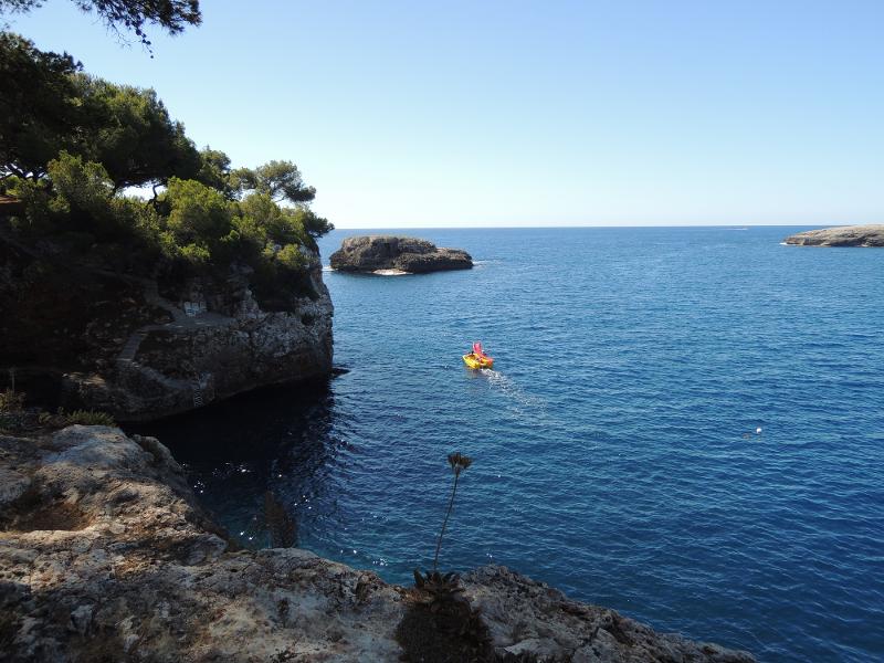 Urlauber unternehmen im Familienurlaub Mallorca günstig eine Fahrt mit einem Tretboot