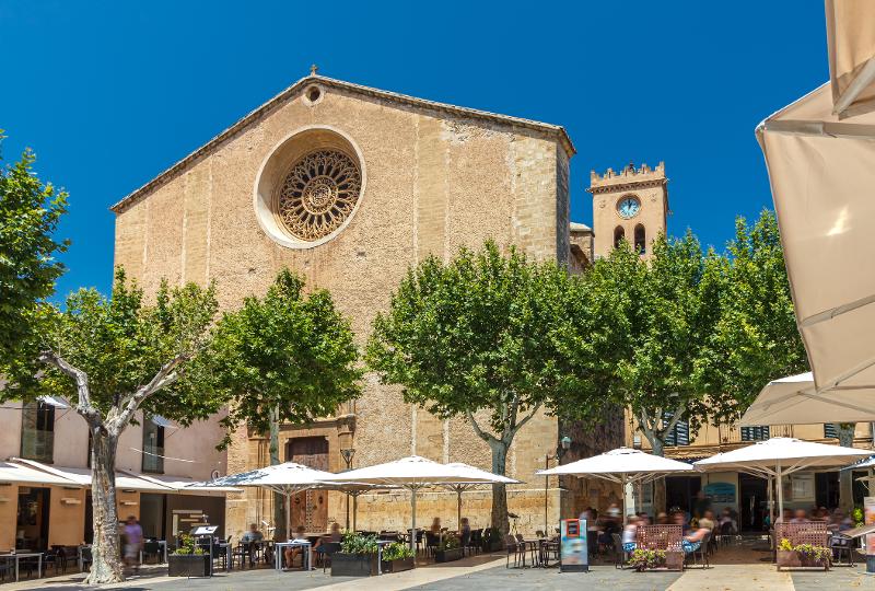 Tische auf einem Marktplatz im Familienurlaub Mallorca Bungalow 