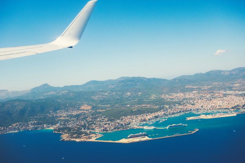 Blick aus dem Flugzeug zum Familienurlaub Mallorca mit Flug 