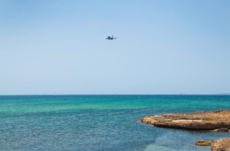 Vom Meer aus kann man im Familienurlaub Mallorca ein Flugzeug sehen