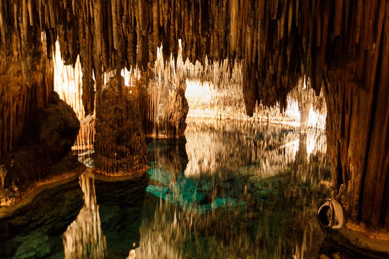 Eine Tropfsteinhöhle im Familienurlaub Mallorca mit Flug