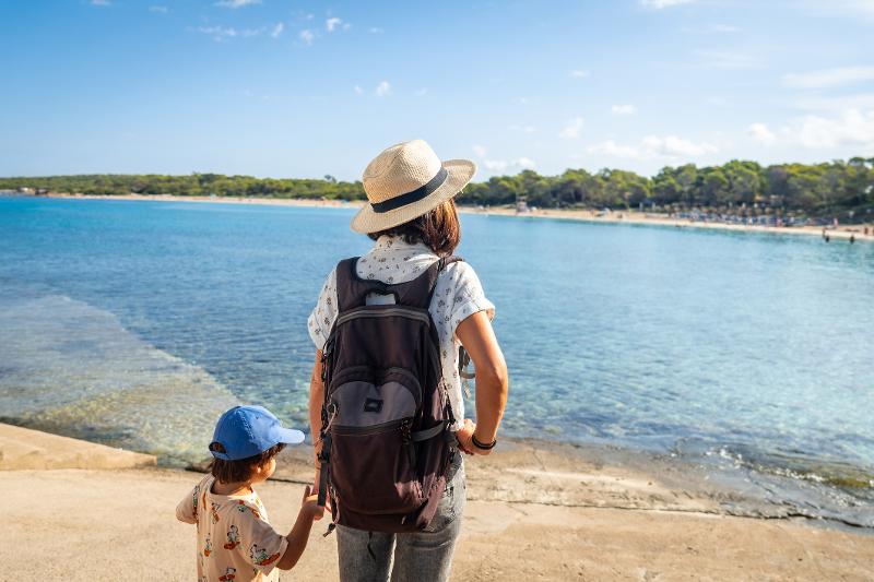 Mutter und Kind schauen in die Ferne im Familienurlaub Mallorca Oktober