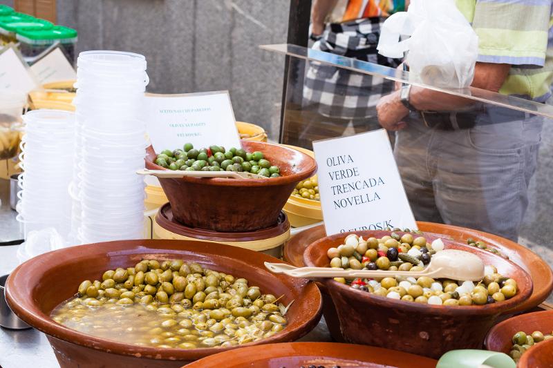 Ein Stand mit Oliven im Familienurlaub Mallorca Oktober auf einem Markt
