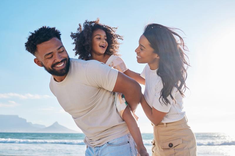 Ein Familie happy im Familienurlaub Menorca All Inclusive