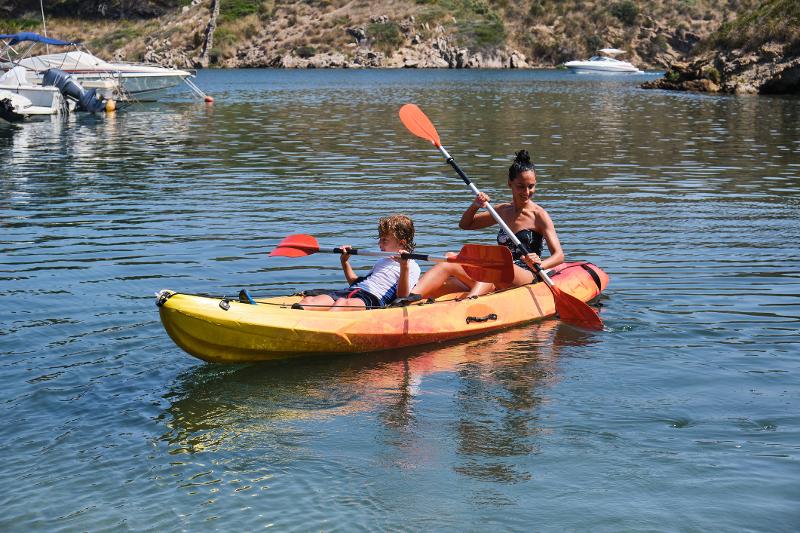 Mutter und Sohn paddeln im Familienurlaub Menorca All Inclusive