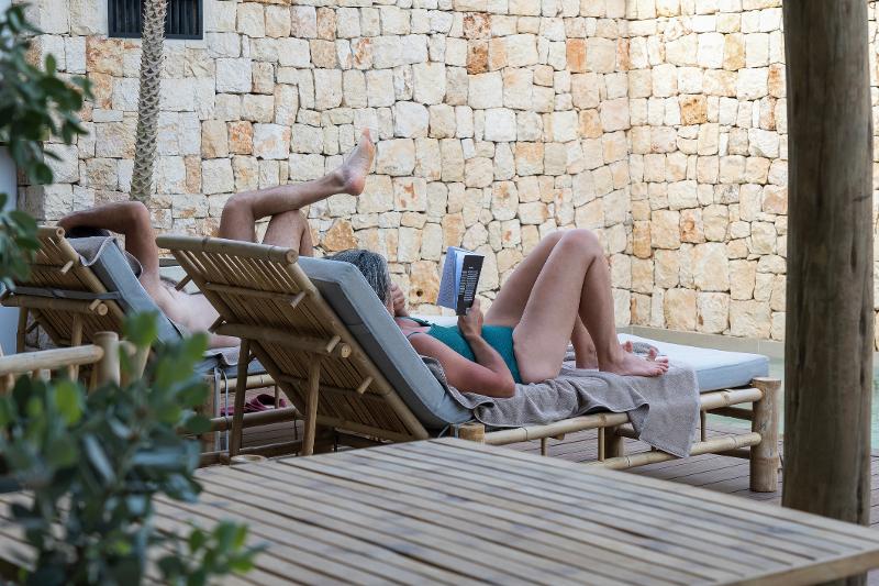 Ein Familie sitzt im Familienurlaub Menorca All Inclusive am Pool