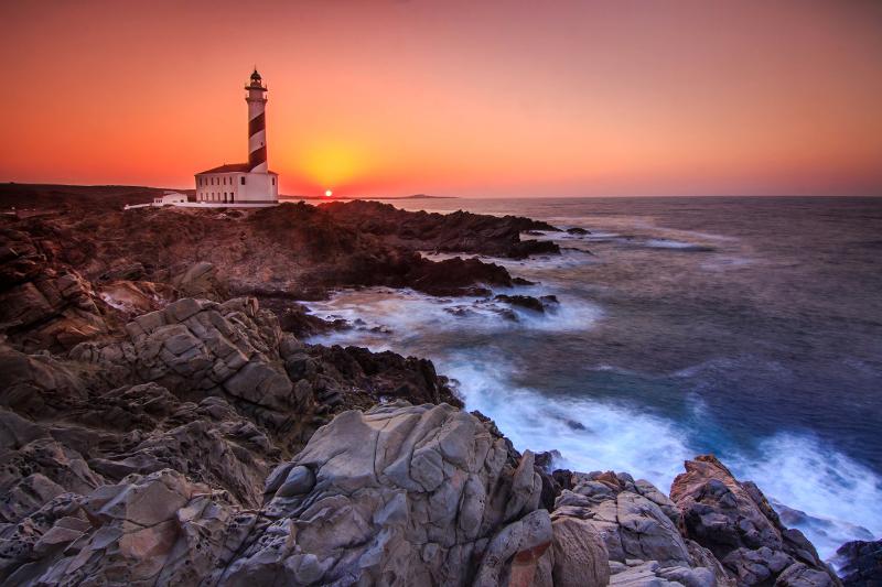 Ein Leuchtturm bei Abenddämmerung im Familienurlaub Menorca