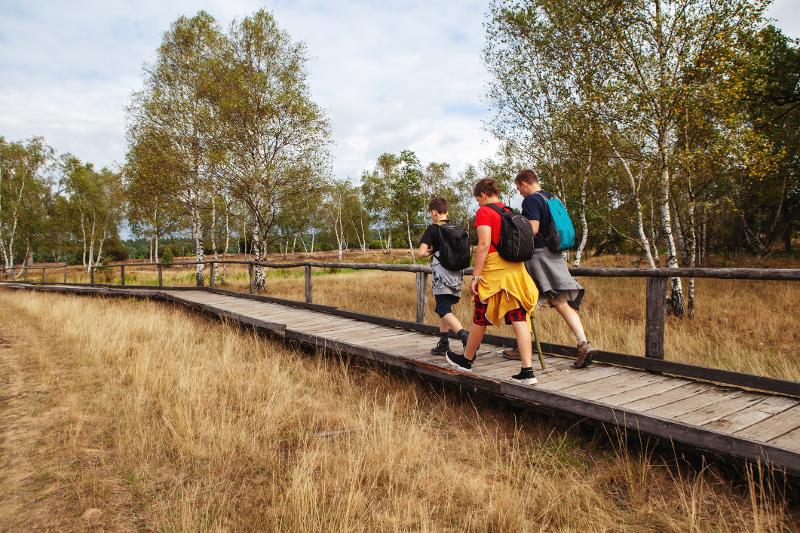 Eine Familie unternimmt im Familienurlaub Niedersachsen einen Ausflug