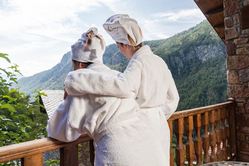  Familie in Bademänteln auf der Terrasse 