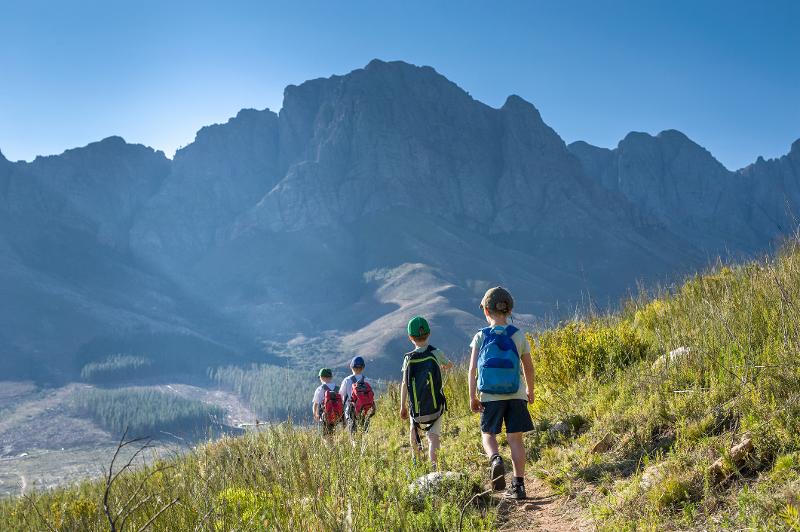  Wanderung mit euren Kleinen durch die gigantischen Berge im Familienurlaub Österreich Hotel