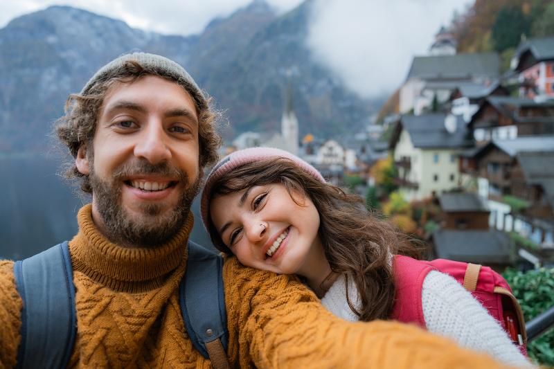 Zwei Familienmitglieder schießen ein Selfie im Familienurlaub Österreich Oktober