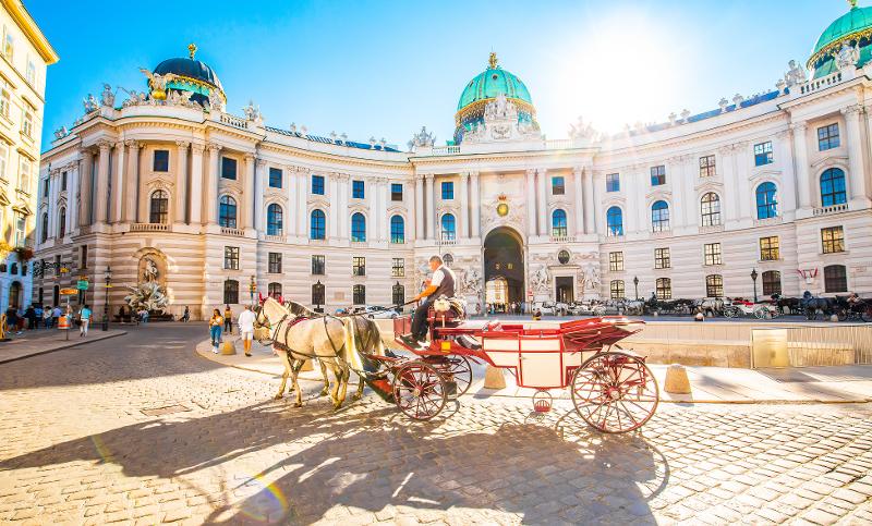 Kutsche fährt vor der Hofburg Wien im Familienurlaub Österreich Oktober