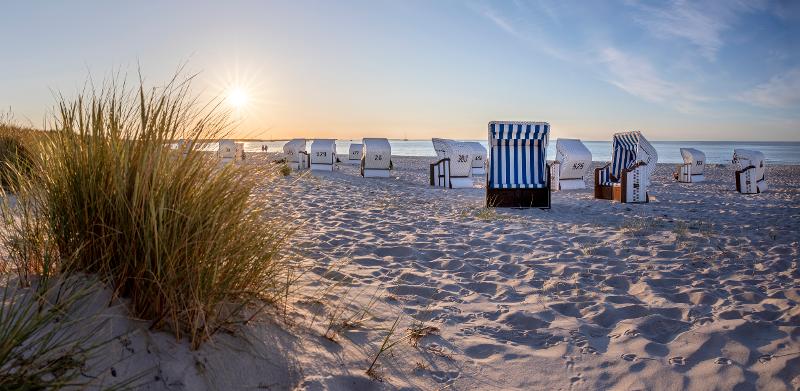 Ein Weg zum Laufen am Strand im Familienurlaub Ostsee in Deutschland