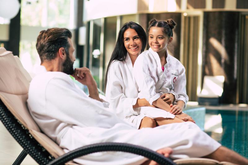 Eltern entspannen gemeinsam mit ihrem Kind beim Wellness im Familienurlaub Last Minute Ostsee 