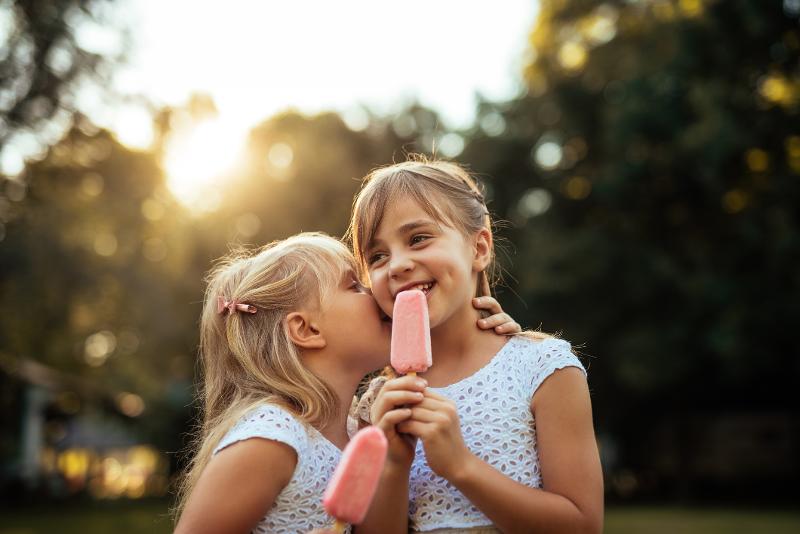 Zwei Mädchen essen ihr Eis im Familienurlaub Pfalz
