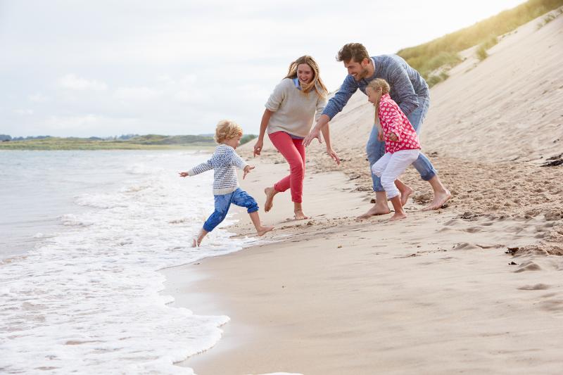  Eine glückliche Familie am Strand im Familienurlaub Polen Strand