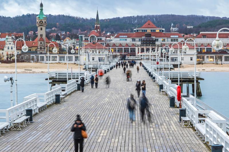  Viele Menschen schlendern auf dem Sopot Pier im Familienurlaub Polnische Ostsee günstig