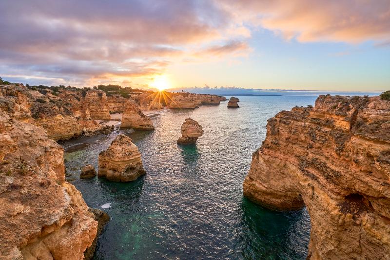 Die aufgehende Sonne am Horizont im Familienurlaub Portugal