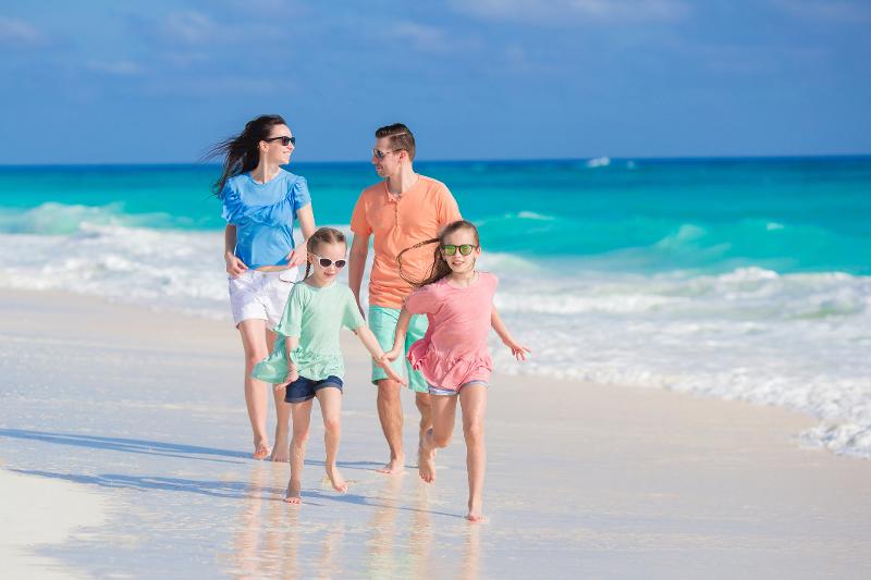 Eine Familie mit zwei Kindern am Strand im Familienurlaub Samos