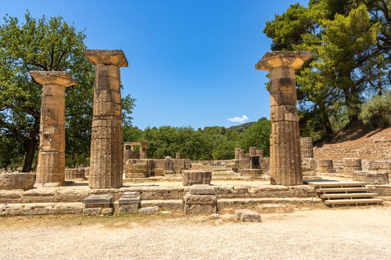 Das Heraion mit drei Säulen und Steinformationen im Familienurlaub Samos