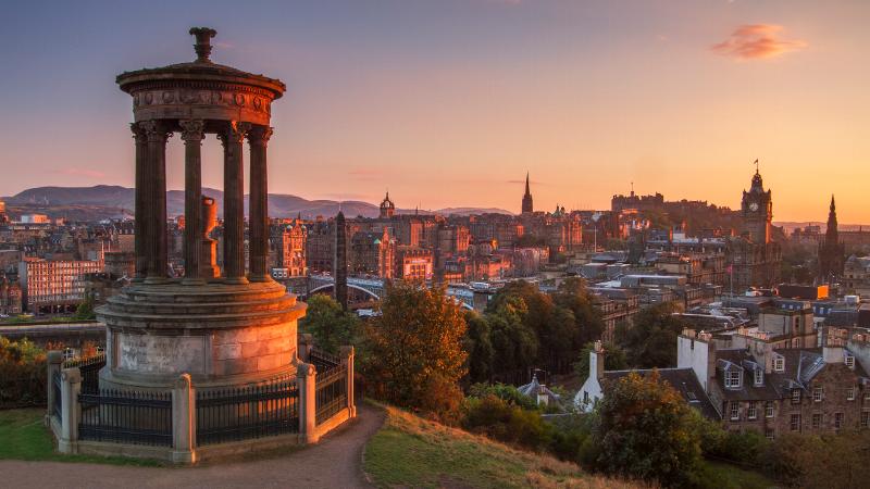 Ein Sonnenuntergang im Familienurlaub Schottland mit historischen Gebäuden