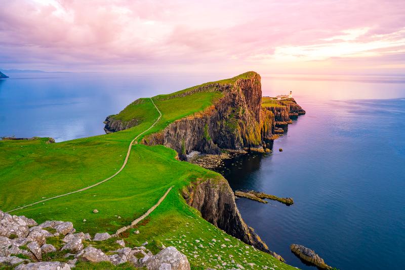 Eine Küstenlandschaft mit grünen Hügeln und einem Pfad in Familienurlaub Schottland