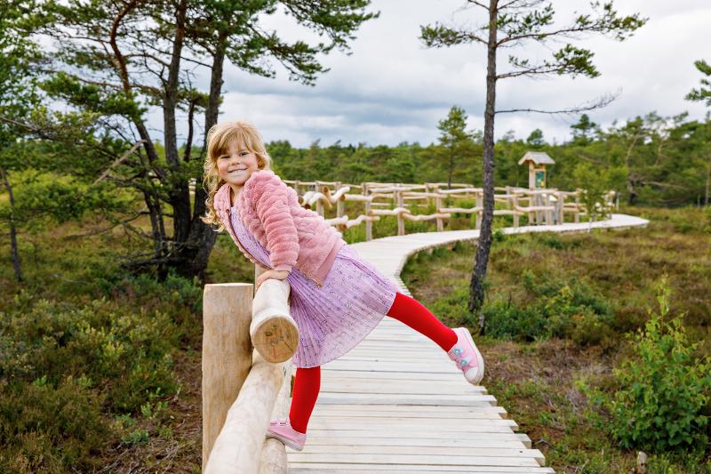 Ein Kind geht über einen Steg im Familienurlaub Bayerischer Wald günstig
