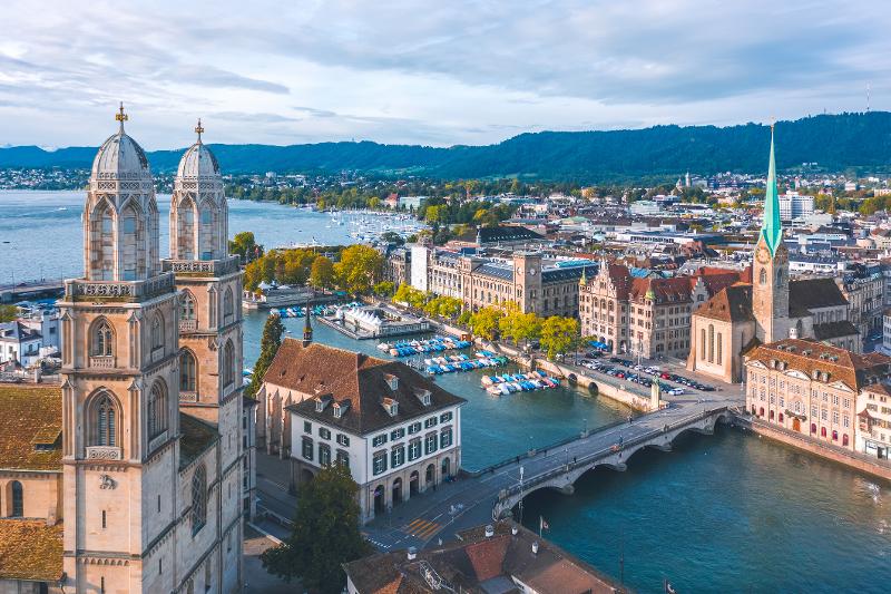 Luftaufnahme von Zürich mit historischen Gebäuden, dem Fluss und dem Zürichsee im Hintergrun