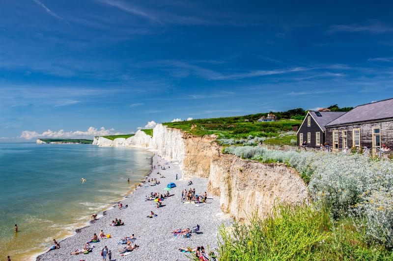  Felsenlandschaft am blauen Meer bei schönem Wetter im Familienurlaub Südengland