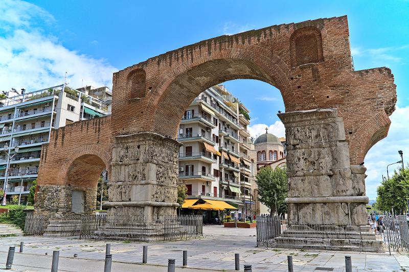 Der Galeriusbogen im Familienurlaub Thessaloniki mit Häusern im Hintergrund