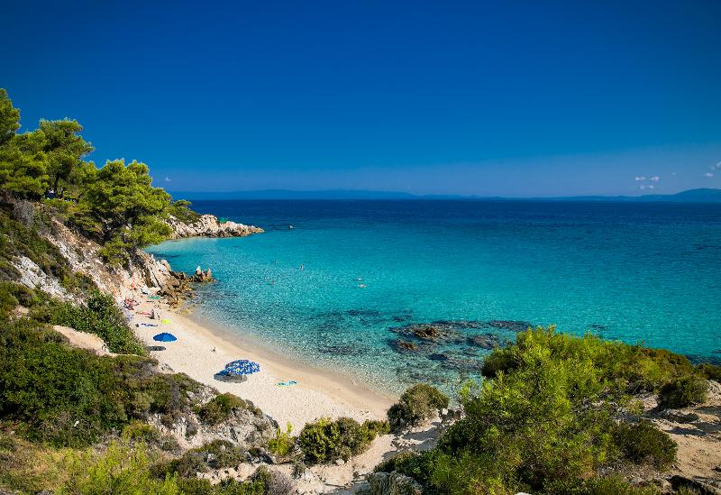Ausblick auf eine Bucht mit Sandstrand und dem Meer im Familienurlaub Thessaloniki