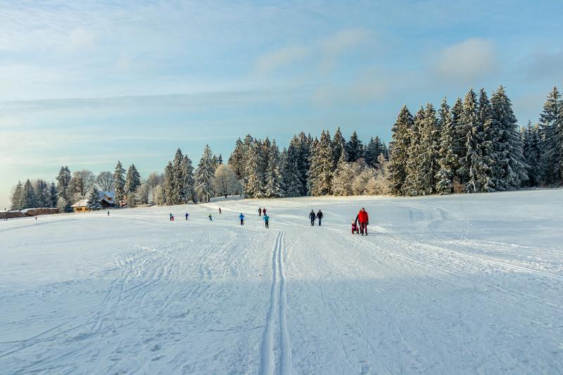 Menschen wandern durch den Schnee im Familienurlaub Thüringer Wald All Inclusive
