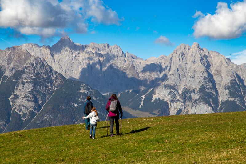 Familie steht auf der Wiese im Familienurlaub Tirol