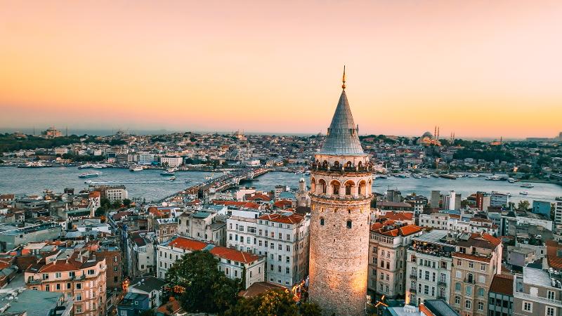 Ein Blick über Istanbul bei Sonnenuntergang im Familienurlaub Türkei