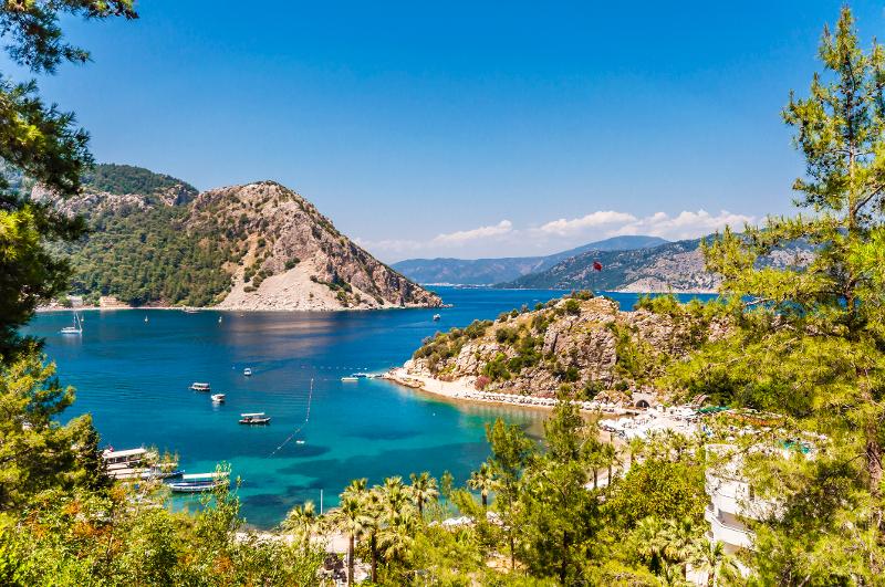 Malerische Bucht und Türkises Meer an der Küste im Familienurlaub Türkei