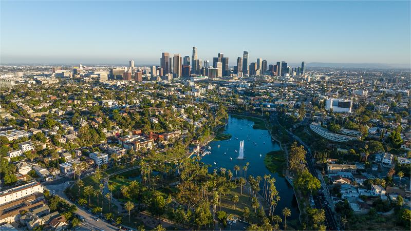 Luftaufnahme von Los Angeles mit Skyline und einem Park im Vordergrund im Familienurlaub USA