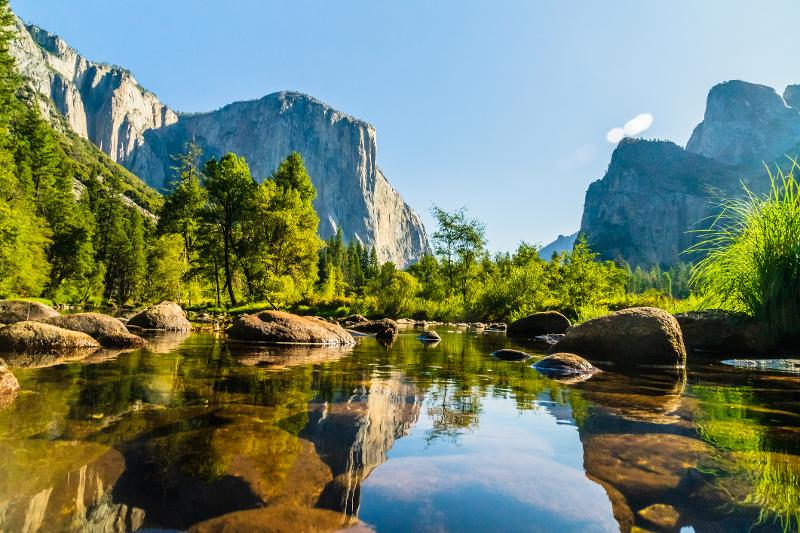 Majestätische Berge und ein klarer Fluss im Nationalpark im Familienurlaub USA