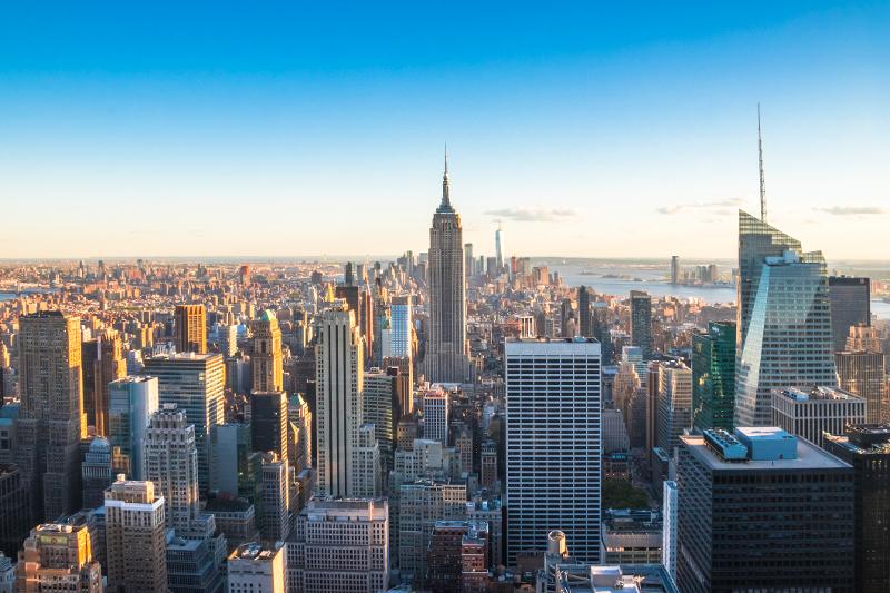 Skyline von New York City mit dem Empire State Building im Familienurlaub USA