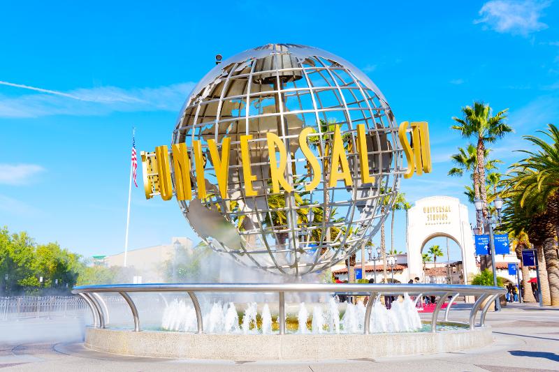 Universal Studios Globus mit Wasserfontäne im Familienurlaub USA