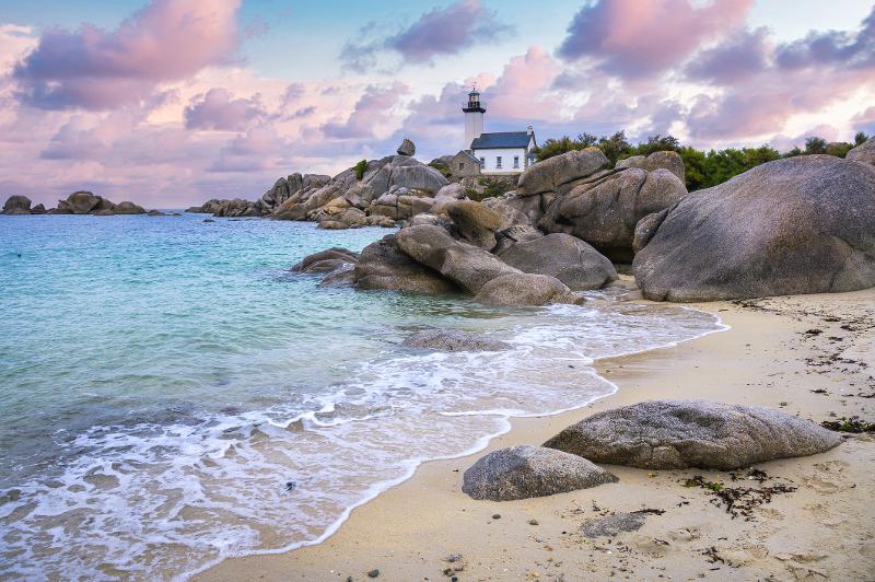  Feiner Sandstrand am glasklaren Meer im Sonnenuntergang auf Frankreich Reise mit Kindern