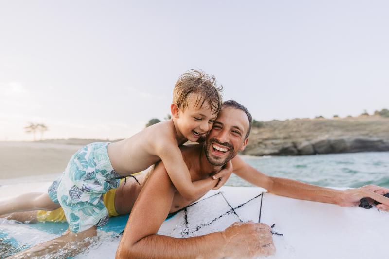  Vater und Sohn haben Spaß im Wasser während ihres Familienurlaub Griechenland günstig