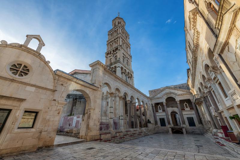 Alte Gebäude aus Sandstein im antiken Stil im Familienurlaub Kroatien günstig.