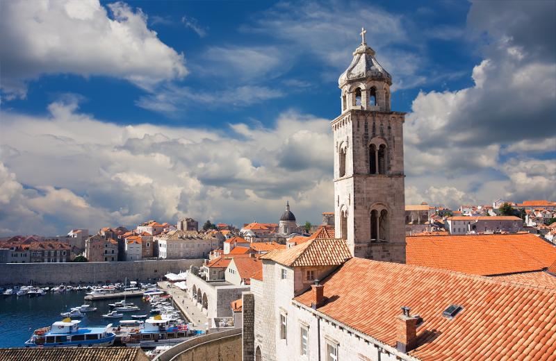 Blick über Hafen und Dächer von Dubrovnik im günstig Familienurlaub Kroatien.