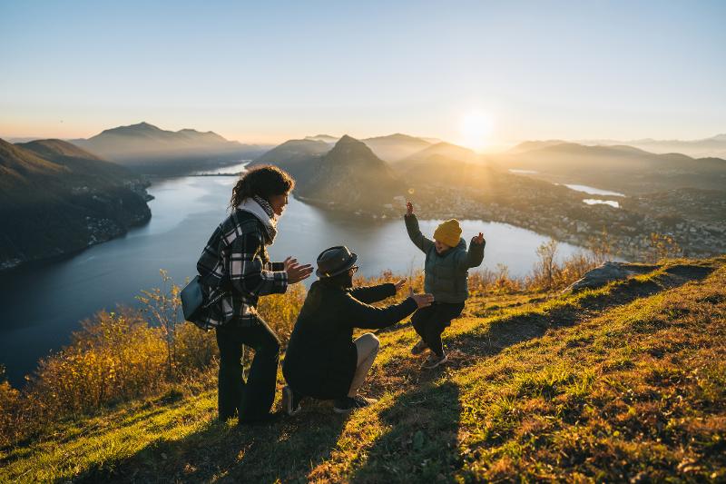 Familie genießt ihren Herbstferien Familienurlaub günstig mit Blick auf einen malerischen See