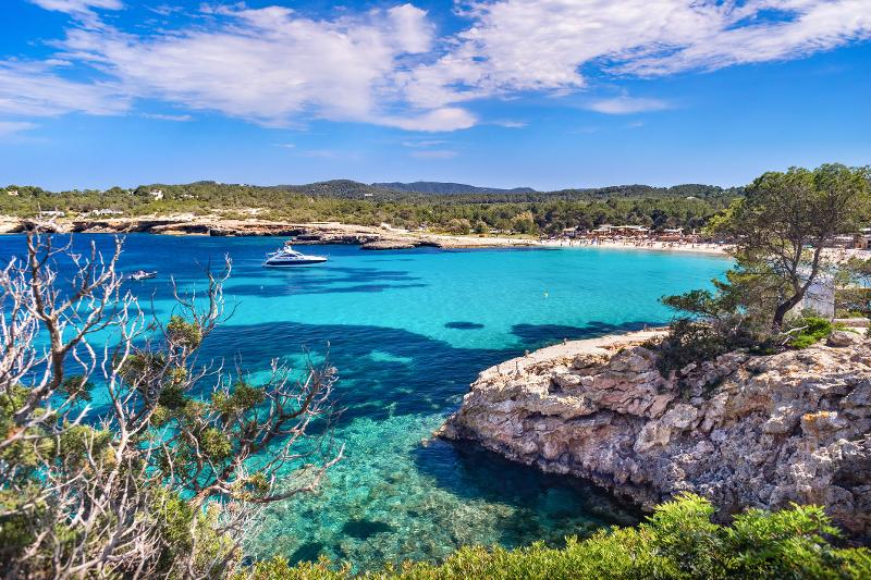 Malerischer Weitwinkelblick auf die Bucht und den Strand von Cala Bassa im Ibiza Urlaub mit Kindern
